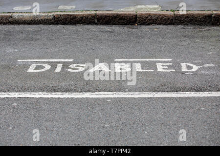 Wort Behinderte auf Asphalt geschrieben Stockfoto