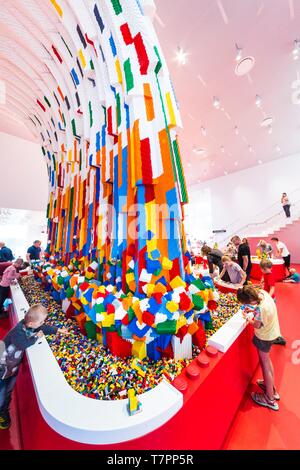 Dänemark, Nordjütland, Billund, Lego® Haus ist die Lego®-experimentellen Zentrum für die allgemeine Öffentlichkeit mit 25 Millionen Ziegel über 12.000 m2 in sechs Zonen verfügbar: hier die rote Zone zu kreativen Fähigkeiten, sondern auch die grüne Zone soziale Fähigkeiten zu entwickeln, die gelbe Zone emotionale Fähigkeiten zum Ausdruck zu bringen, die blaue Zone für das Erwachen der kognitiven Fähigkeiten, der Zone der monumentalen Werke und der U-Bahn das historische Museum, Stockfoto