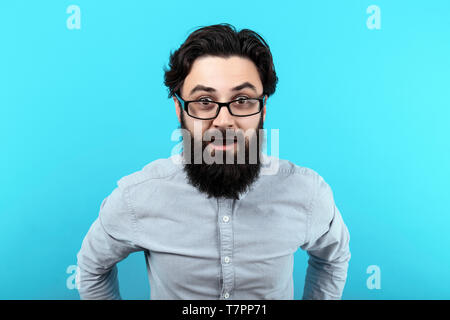 Wow! Überrascht Mann mit geöffnetem Mund, schockiert Kerl mit Brille, über blauer Hintergrund Stockfoto