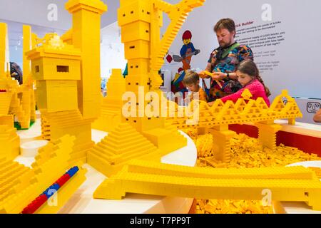 Dänemark, Nordjütland, Billund, Lego® Haus ist die Lego®-experimentellen Zentrum für die allgemeine Öffentlichkeit mit 25 Millionen Ziegel über 12.000 m2 in sechs Zonen verfügbar: hier die rote Zone zu kreativen Fähigkeiten, sondern auch die grüne Zone soziale Fähigkeiten zu entwickeln, die gelbe Zone emotionale Fähigkeiten zum Ausdruck zu bringen, die blaue Zone für das Erwachen der kognitiven Fähigkeiten, der Zone der monumentalen Werke und der U-Bahn das historische Museum, Stockfoto