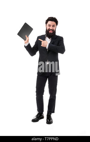 Volle Länge Portrait von bärtigen Geschäftsmann mit Tablet in der Hand, Mann zeigend auf leeren tablet Bildschirm, auf weißem Hintergrund Stockfoto