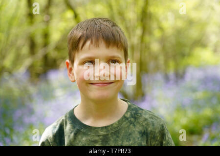 Bildnis eines Knaben lächelnd Stockfoto