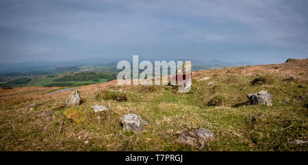 Der Giant's Grave - ein Cairn Kreis auf der Seite des Subberthwaite Gemeinsamen in der Nähe von Ulverston, Cumbria. Stockfoto