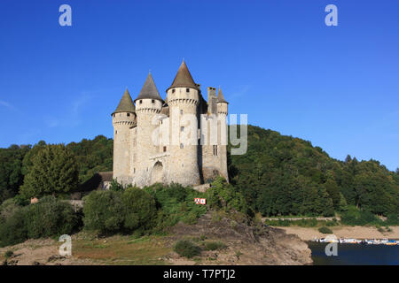 Chateau de Val, Lanobre, Cantal, Frankreich bei Sonnenuntergang Dieses 13 thC chateau, die von der Stadt Besitz von Bort-les-Orgues, Correze, und beherbergt verschiedene Kunstausstellungen Stockfoto