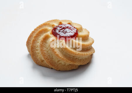 Nahaufnahme einer shortbread Cookie auf weißem Hintergrund. Stockfoto