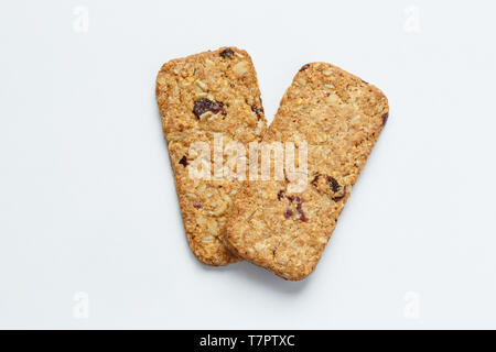 Hohe Betrachtungswinkel von zwei multigrain Cookies auf weißem Hintergrund. Stockfoto