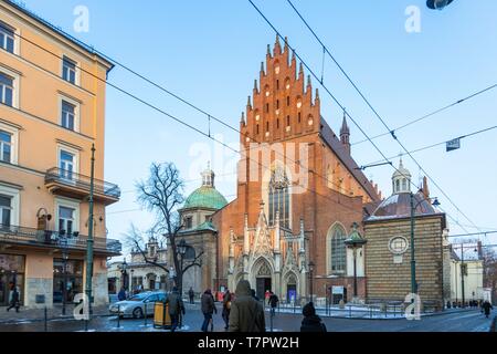 Polen, Krakau, Straße der Stadt, die Basilika der Heiligen Dreifaltigkeit, gotische Fassade der Dominikanerkirche Stockfoto