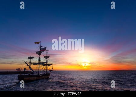 Silhouette eines Piraten Schiff verlässt den Hafen für eine lange Kampagne auf das Meer jagen, andere marchand Schiff Piraterie mit Kopie Raum Stockfoto