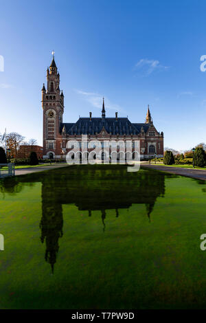 Den Haag, 4. Dezember 2018 - Vorderansicht der Friedenspalast, Sitz des Internationalen Gerichtshofs, Blick von der friedlichen Eingang mit dem Refl Stockfoto