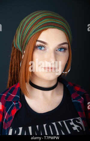 Portrait pf einen schönen roten Frau mit Dreadlocks vorangegangen und das Tragen eines Kopftuchs. Stockfoto