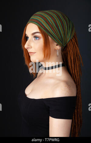 Portrait pf einen schönen roten Frau mit Dreadlocks vorangegangen und das Tragen eines Kopftuchs. Stockfoto