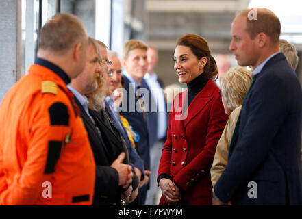 Der Herzog und die Herzogin von Cambridge treffen Mitglieder der Küstenwache helicopeter Team bei einem Besuch in Caernarfon Küstenwache und der Rettungshubschrauber Basis im Norden von Wales. Stockfoto