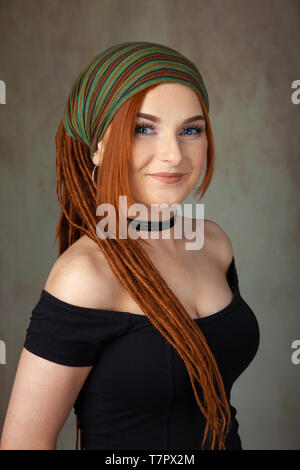 Portrait pf einen schönen roten Frau mit Dreadlocks vorangegangen und das Tragen eines Kopftuchs. Stockfoto