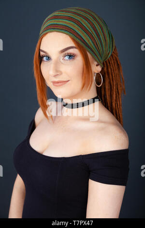 Portrait pf einen schönen roten Frau mit Dreadlocks vorangegangen und das Tragen eines Kopftuchs. Stockfoto