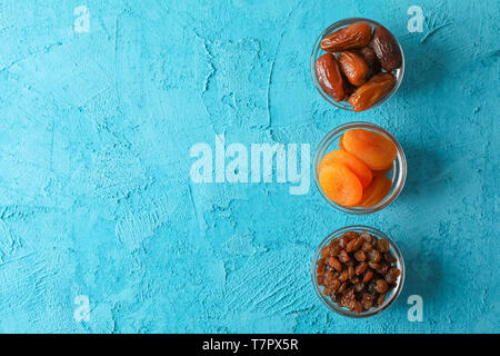 Flach Komposition mit Ramadan Kareem Essen auf farbigen Hintergrund Stockfoto