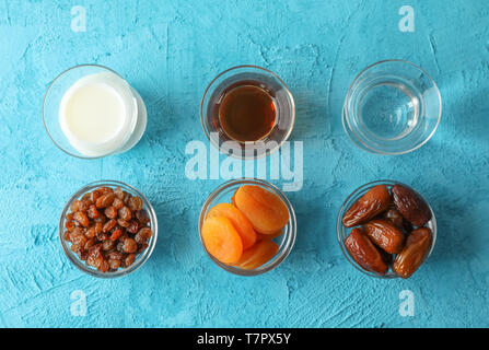 Flach Komposition mit Ramadan Kareem Essen auf farbigen Hintergrund Stockfoto
