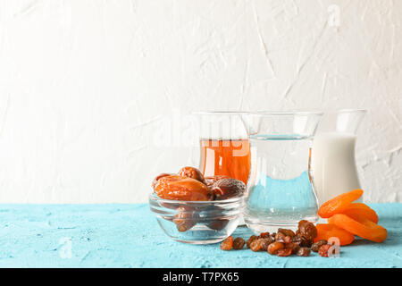 Komposition mit Ramadan Kareem Nahrung auf die Farbtabelle gegen hellen Hintergrund Stockfoto