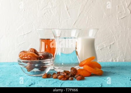 Komposition mit Ramadan Kareem Nahrung auf die Farbtabelle gegen hellen Hintergrund Stockfoto