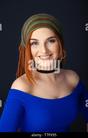 Portrait pf einen schönen roten Frau mit Dreadlocks vorangegangen und das Tragen eines Kopftuchs. Stockfoto