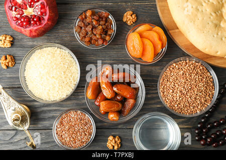 Flach Komposition mit Dekoration und Speisen des Ramadan Kareem Urlaub auf Holz- Hintergrund Stockfoto