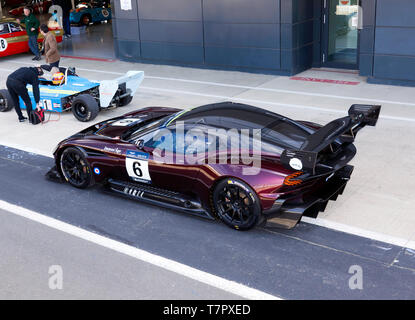 Seitenansicht eines 2018 Aston Martin AMR Vulcan Pro in der Boxengasse während des 2019 Silverstone Classic Media Day Stockfoto