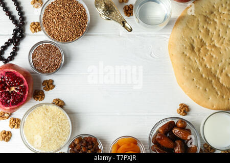 Flach Komposition mit Dekoration und Speisen des Ramadan Kareem Urlaub auf Holz- Hintergrund Stockfoto