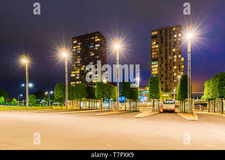 Zoetermeer Skyline der Stadt und Architektur an der Bushaltestelle und Bahnhof Centrum West in der Nacht. HDR High Dynamic Range Stockfoto