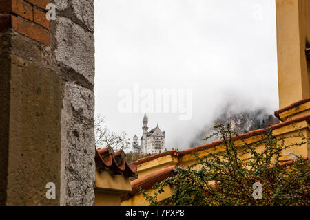 Ein Blick auf das Schloss Hohenschwangau Yard zu Schloss Neuschwanstein im Nebel Stockfoto