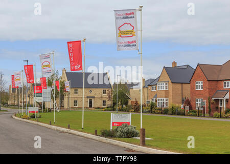 Redrow neue Häuser bauen, Alconbury Weald wichtige neue Gehäuse Entwicklung, in der Nähe von Huntingdon, Cambridgeshire, England, UK, GB Stockfoto