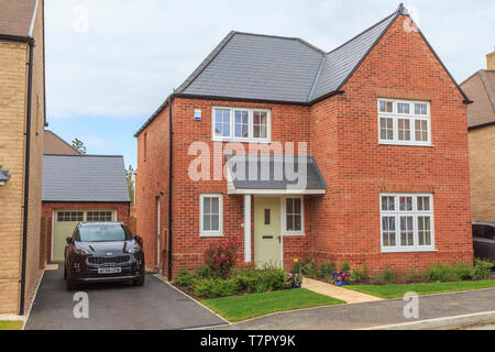 Redrow neue Häuser bauen, Alconbury Weald wichtige neue Gehäuse Entwicklung, in der Nähe von Huntingdon, Cambridgeshire, England, UK, GB Stockfoto