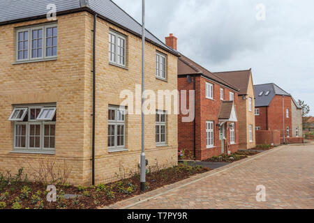 Redrow neue Häuser bauen, Alconbury Weald wichtige neue Gehäuse Entwicklung, in der Nähe von Huntingdon, Cambridgeshire, England, UK, GB Stockfoto