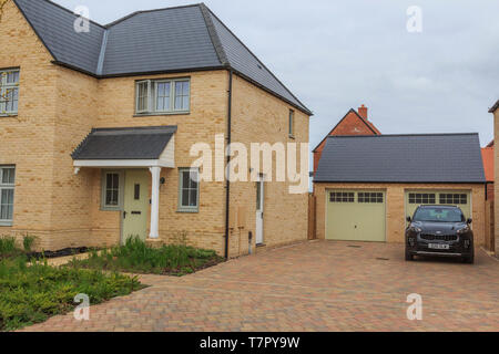 Redrow neue Häuser bauen, Alconbury Weald wichtige neue Gehäuse Entwicklung, in der Nähe von Huntingdon, Cambridgeshire, England, UK, GB Stockfoto