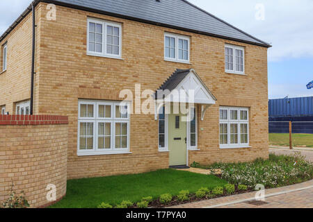 Redrow neue Häuser bauen, Alconbury Weald wichtige neue Gehäuse Entwicklung, in der Nähe von Huntingdon, Cambridgeshire, England, UK, GB Stockfoto