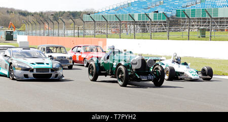 Historische Rennwagen aus verschiedenen Epochen und verschiedenen Arten, auf einer Parade schoß, während der 2019 Silverstone Classic Media Day. Stockfoto