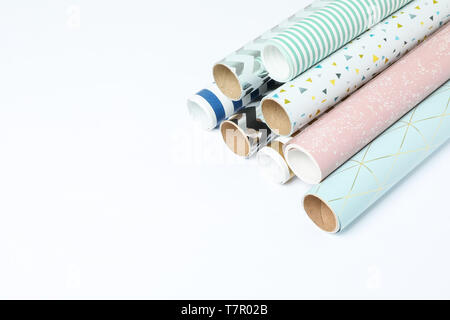 Walzen der festliche Verpackung Papier auf weißem Hintergrund. Platz für Text Stockfoto
