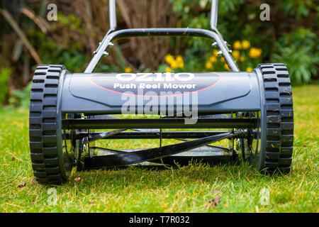 Ein push Rasenmäher im heimischen Garten auf Gras fotografiert. Stockfoto