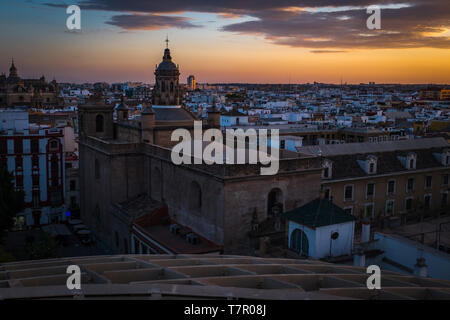 Ein Blick auf den Sonnenuntergang über den Dächern von Sevilla aus dem Metropol Parasol übernommen, die Kathedrale in der Mitte des Bildes Stockfoto