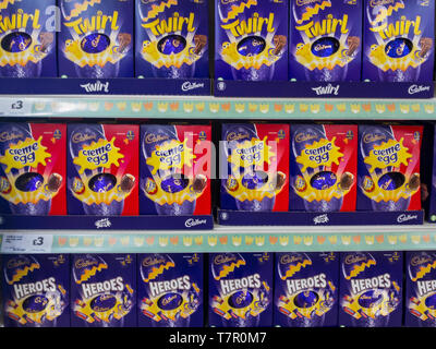 Exeter, Devon, England, März, 14, 2019: Ein britischer Supermarkt gefüllten Regalen verkaufen Schokolade Ostereier. Viele Violett und Rot im Bild, horizontalen Aspekt Stockfoto