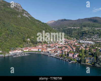 Stadt Dongo, Comer See. Luftbild mit Drone Stockfoto