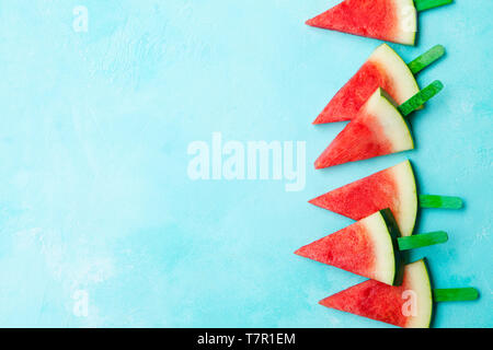 Wassermelone auf blauem Hintergrund. Ansicht von oben. Kopieren Sie Platz. Stockfoto