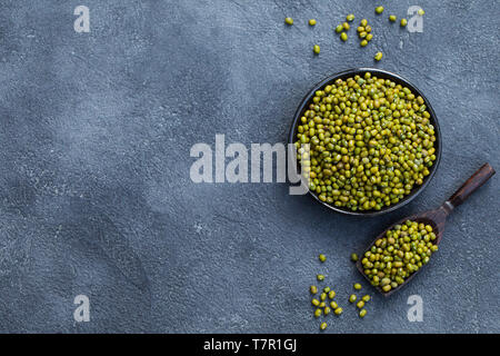 Mung Bean, Green moong Dal in Houten. Kopieren Sie Platz. Ansicht von oben. Schiefer Hintergrund. Stockfoto