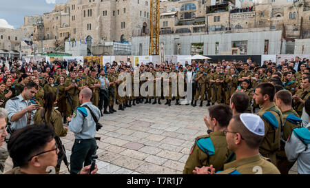 Jerusalem, Israel, 26-März-2019: Gruppe von Soldaten, die an der Klagemauer beten in Jerusalem am Sabbat Abend Stockfoto