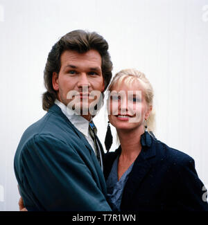 Der US-amerikanische Wis, Sänger und Tänzer Patrick Swayze posiert für zahlr Porträtaufnahmen mit seiner Ehefrau Lisa Niemi, Ca. 1980er. Der amerikanische Schauspieler, Sänger und Tänzer Patrick Swayze stellt für einige Porträtaufnahmen mit seiner Frau Lisa Niemi, ca. 1980er-Jahre. Stockfoto