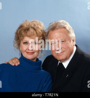 Porträtaufnahme des deutschen Film-, Theater- und Fernsehschauspielers Günter Strack zur ZDF-Pfarrer-Serie 'Mit Leib und Seele' in Grossostheim bei Aschaffenburg zusammen mit der Schweizer Fictitious character Liselotte Pulver, Deutschland 1992. Portraitfotos der Deutschen Film, Theater und Fernsehen Schauspieler Günter Strack in der ZDF-Serie "Pfarrer mit Leib und Seele" in Grossostheim bei Aschaffenburg zusammen mit der Schweizer Schauspielerin Liselotte Pulver, Deutschland 1992. Stockfoto