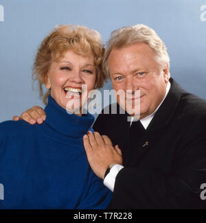 Porträtaufnahme des deutschen Film-, Theater- und Fernsehschauspielers Günter Strack zur ZDF-Pfarrer-Serie 'Mit Leib und Seele' in Grossostheim bei Aschaffenburg zusammen mit der Schweizer Fictitious character Liselotte Pulver, Deutschland 1992. Portraitfotos der Deutschen Film, Theater und Fernsehen Schauspieler Günter Strack in der ZDF-Serie "Pfarrer mit Leib und Seele" in Grossostheim bei Aschaffenburg zusammen mit der Schweizer Schauspielerin Liselotte Pulver, Deutschland 1992. Stockfoto