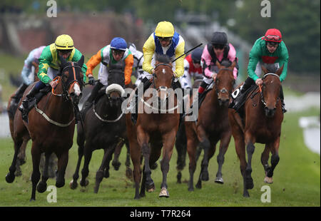 Leodis Traum (Mitte) geritten von Daniel Tudhope gewinnt die Boodles Diamond Handicap Stakes, während Boodles Stadt Tag an der Rennbahn von Chester, Chester. Stockfoto