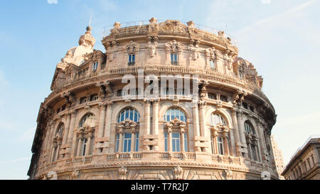 Piazza De Ferrari, dem Hauptplatz von Genua, im Herzen der Stadt gelegen, Italien Stockfoto