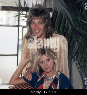 Der britische Rock- und Pop-Sänger Rod Stewart posiert zusammen mit seiner damaligen Freundin, der schwedischen Fictitious character Britt Ekland für zahlr. Fotos, 1970er. British Rock und Pop Sänger Rod Stewart stellt für einige Fotos mit seiner damaligen Freundin, schwedische Schauspielerin Britt Ekland, 1970er Jahre. Stockfoto