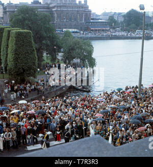 Die Menschenmassen bewegen sich um die Hochzeit von König Carl Gustaf und seiner zukünftigen Frau Silvia zu sehen, Stockholm 19.6.1976. Die Massen bewegen sich die Hochzeit von König Carl Gustaf und seine zukünftige Frau Silvia, Stockholm 19.06.1976 zu sehen. Stockfoto