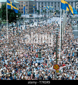 Die Menschenmassen bewegen sich um die Hochzeit von König Carl Gustaf und seiner zukünftigen Frau Silvia zu sehen, Stockholm 19.6.1976. Die Massen bewegen sich die Hochzeit von König Carl Gustaf und seine zukünftige Frau Silvia, Stockholm 19.06.1976 zu sehen. Stockfoto